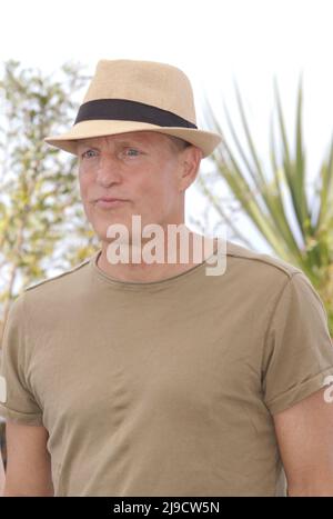 Cannes, France. 22nd mai 2022. Woody Harrelson assiste au photocall du « Triangle de la tristesse » lors du festival annuel du film de Cannes 75th au Palais des Festivals, le 22 mai 2022 à Cannes, en France. Photo: DGP/imageSPACE/Sipa USA crédit: SIPA USA/Alay Live News Banque D'Images