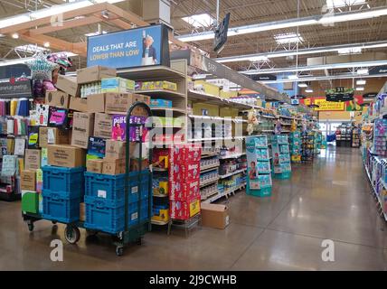 Un chariot rempli de couches et d'autres produits pour bébés attendant d'être mis en place à côté des tablettes partiellement vides de préparation pour bébés le samedi 21 mai 2022 dans un magasin Kroger à Owensboro, comté de Daviess, KY, États-Unis. Une combinaison de problèmes de chaîne d'approvisionnement en cours, de rappels volontaires de produits et d'achats de panique signalés par les consommateurs a entraîné une pénurie généralisée de préparations pour nourrissons aux États-Unis, laissant les législateurs fédéraux et d'État s'embrouiller pour aider les fabricants à augmenter la production et à obtenir plus rapidement des produits de préparation pour bébés sur les tablettes de vente au détail. (Photo APEX MediaWire par Billy Suratt) Banque D'Images