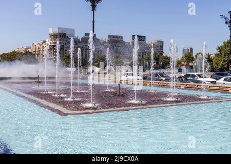 BUCAREST, ROUMANIE - 17 AOÛT 2021 : Fontaine de la place Unirii au centre de Bucarest, Roumanie Banque D'Images