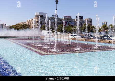 BUCAREST, ROUMANIE - 17 AOÛT 2021 : Fontaine de la place Unirii au centre de Bucarest, Roumanie Banque D'Images