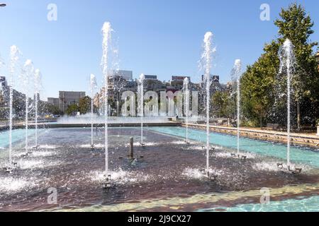 BUCAREST, ROUMANIE - 17 AOÛT 2021 : Fontaine de la place Unirii au centre de Bucarest, Roumanie Banque D'Images