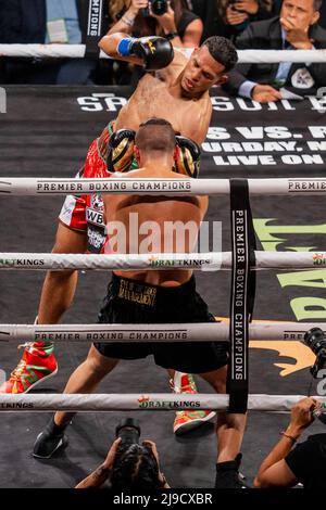 GLENDALE, AZ - 21 MAI : David Benavidez combat David Lemieux dans leur combat de super midlewhuit lors de l'épreuve de championnat intérimaire de Benavidez v Lemieux: WBC à Gila River Arena le 21 mai 2022, à Glendale, États-Unis. (Photo de Raul Vazquez/PxImages) Banque D'Images