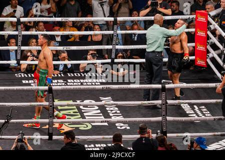 GLENDALE, AZ - 21 MAI : David Benavidez combat David Lemieux dans leur combat de super midlewhuit lors de l'épreuve de championnat intérimaire de Benavidez v Lemieux: WBC à Gila River Arena le 21 mai 2022, à Glendale, États-Unis. (Photo de Raul Vazquez/PxImages) Banque D'Images