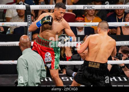 GLENDALE, AZ - 21 MAI : David Benavidez combat David Lemieux dans leur combat de super midlewhuit lors de l'épreuve de championnat intérimaire de Benavidez v Lemieux: WBC à Gila River Arena le 21 mai 2022, à Glendale, États-Unis. (Photo de Raul Vazquez/PxImages) Banque D'Images