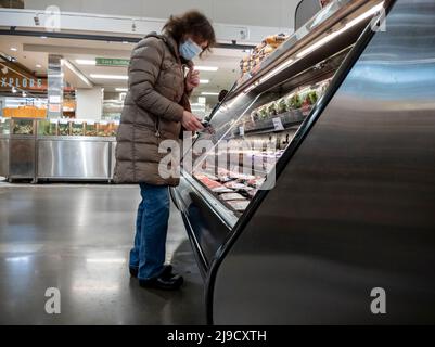 Mill Creek, WA États-Unis - vers mai 2022 : vue d'une femme d'âge moyen qui magasine de viande et de produits dans une épicerie de la ville et du pays. Banque D'Images