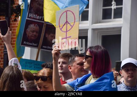 Londres, Angleterre, Royaume-Uni. 22nd mai 2022. Un manifestant tient un signe de paix à l'extérieur de l'ambassade de Russie. Des foules ont défilé de Hyde Park à l'ambassade de Russie à Londres pour appeler la communauté internationale à aider à sauver les enfants en Ukraine et pour protester contre les atrocités qui auraient été commises par les forces russes. (Image de crédit : © Vuk Valcic/ZUMA Press Wire) Banque D'Images