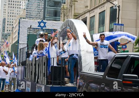 Le défilé flottant est vu à New York pour célébrer le 74th anniversaire de la fondation de la nation israélienne le 22 mai 2022. Banque D'Images