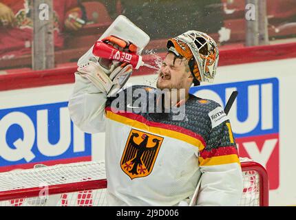 Helsinki, Finlande. 22nd mai 2022. Dustin Strahlmeier Nr.1 gardien de but de l'Allemagne rafraîchissement dans le match ALLEMAGNE - KAZAKHSTAN Championnat DU MONDE DE HOCKEY SUR GLACE IIHF Groupe B à Helsinki, Finlande, 22 mai 2022, saison 2021/2022 © Peter Schatz / Alay Live News crédit: Peter Schatz/Alay Live News Banque D'Images