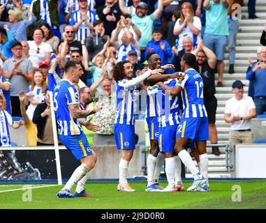 Brighton, Royaume-Uni. 22nd mai 2022. Les joueurs de Brighton célèbrent leur but 2nd marqué par Pascal Gross de Brighton et Hove Albion lors du match Premier League entre Brighton & Hove Albion et West Ham United à l'Amex le 22nd 2022 mai à Brighton, en Angleterre. (Photo de Jeff Mood/phcimages.com) Credit: PHC Images/Alamy Live News Banque D'Images