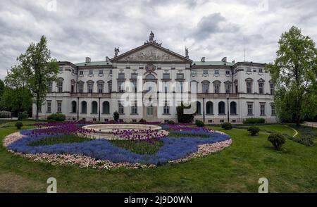 VARSOVIE, POLOGNE - 14 MAI 2022 : vue extérieure du palais de Krasiński sur le plac Krasinski Banque D'Images