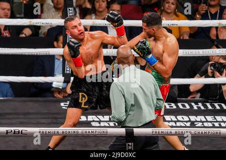 Glendale, Glendale, Arizona, États-Unis. 21st mai 2022. GLENDALE, AZ - 21 MAI : (G-D) David Benavidez combat David Lemieux dans leur combat de super midlewhuit lors de la course de championnat intérimaire de Benavidez v Lemieux: WBC à Gila River Arena le 21 mai 2022 à Glendale, États-Unis. (Credit image: © Raul Vazquez/PX Imagens via ZUMA Press Wire) Banque D'Images