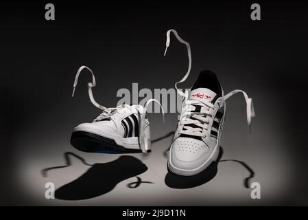 Belgrade, Serbie - 12 mai 2022. Nouvelles chaussures de tennis Adidas sur fond blanc sgot avec éclairage studio. Nouveaux baskets ou baskets Adidas sur fond blanc Banque D'Images