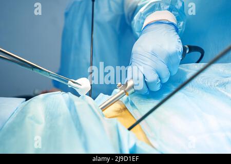 Gaze dans les forceps chirurgicaux se déplaçant vers l'incision abdominale pendant l'opération Banque D'Images
