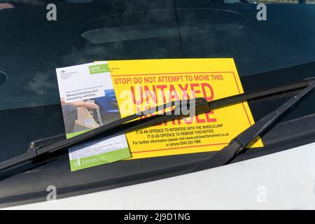 Warminster, Wiltshire, Royaume-Uni - mai 17 2022 : un avis de véhicule non imposé sur le pare-brise d'un véhicule Banque D'Images