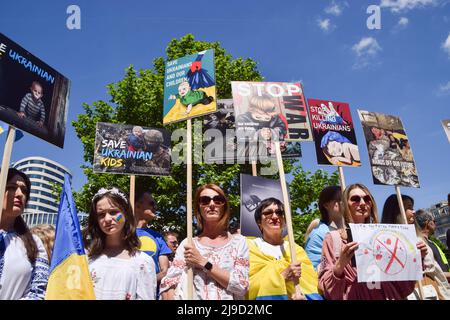 Londres, Angleterre, Royaume-Uni. 22nd mai 2022. Les manifestants tiennent des pancartes à Marble Arch. Des foules ont défilé de Hyde Park à l'ambassade de Russie à Londres pour appeler la communauté internationale à aider à sauver les enfants en Ukraine et pour protester contre les atrocités qui auraient été commises par les forces russes. (Image de crédit : © Vuk Valcic/ZUMA Press Wire) Banque D'Images