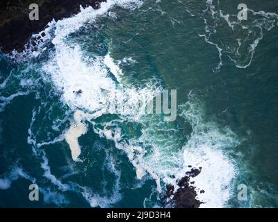 Vue de dessus sur les vagues de l'océan. Tourbillon d'eau coloré. Minimalisme. Abstraction. Il n'y a personne dans la photo. Écologie, sports nautiques, loisirs, touris Banque D'Images