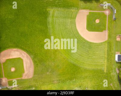 Vue de dessus. Pelouse verte, terrain de sport avec marquages pour les jeux sportifs. Minimalisme. Abstraction. Sports, jeux sportifs, entraînement, matchs. Li sain Banque D'Images