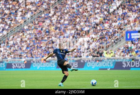 Foto Spada/Lapresse 22 maggio 2022 - Milano, Italia Sport, Calcio Inter vs Sampdoria - Campionato italiano di calcio Serie A TIM 2021/2022 - Stadio san Siro Nella foto: Nicolo Barella (Inter Milan); Photo Spada/Lapresse Mai 22 , 2022 - Milan ,Italie Sport, Soccer Inter vs Sampdoria - Italien Serie A football Championship 2021/2022 - San Siro Stadium dans la photo: Nicolo Barella (Inter Milan);(photo: La presse / PRESSINPHOTO) Banque D'Images