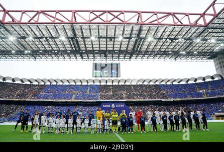 Foto Spada/Lapresse 22 maggio 2022 - Milano, Italia Sport, Calcio Inter vs Sampdoria - Campionato italiano di calcio Serie A TIM 2021/2022 - Stadio san Siro Nella foto: Line up e coreografia photo Spada/Lapresse Mai 22 , 2022 - Milan ,Italie Sport, Soccer Inter vs Sampdoria - série italienne A football Championship 2021/2022 - San Siro Stadium dans la photo: Line up , chorégraphie(photo: La presse / PRESSINPHOTO) Banque D'Images