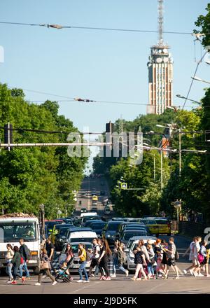 Personnes traversant une rue très fréquentée aux feux de signalisation pendant les heures de pointe dans le centre de Sofia, Bulgarie, Europe de l'est, Balkans, UE Banque D'Images