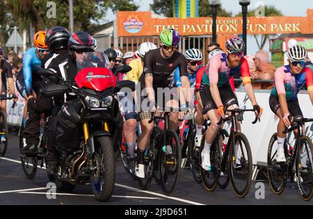 Événement cycliste série 2022 ronde 5 à Clacton-on-Sea, Essex. La course pour hommes commence. Banque D'Images