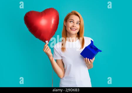 Concept de fêtes et de célébrations. Belle fille heureuse à l'anniversaire avec cadeau. Jeune femme célébrant son anniversaire, recevez des cadeaux du b-day. Banque D'Images