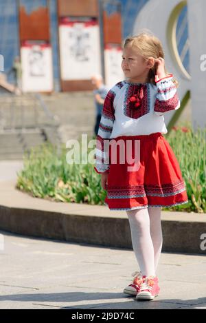 Kiev, Ukraine - 19 mai 2022 : Maidan Nezalezhnosti. Vyshyvanka. Petite fille portant des vêtements traditionnels ukrainiens brodés Banque D'Images