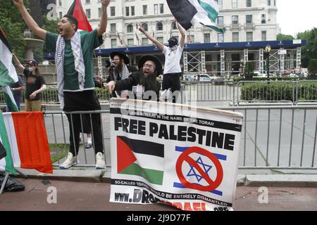 22 mai 2022, New York, États-Unis : (NOUVEAU) les Palestiniens protestent contre les Israéliens lors de la parade d'Israël 2022. 22 mai 2022, New York, États-Unis : manifestation et affrontement entre Palestiniens et Israéliens lors de la parade d'Israël 2022. Plus de 40 000 participants devraient se rendre à la Israel Parade 2022 sur le thème ''Kalanu B'Yachad, '' ou ''Together again.'' La parade comprend ''des chars fabuleux, des musiciens juifs et israéliens, et des invités politiques. La formation commence entre 51st et 56th rues, tandis que les marcheurs débutent le défilé vers 11 h 30 à Fifth Avenue et 57th Street, et continuent Banque D'Images