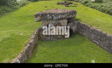 Vues aériennes de la chambre de Burial de Tinkinswood, Vale de Glamourgan, pays de Galles du Sud, Royaume-Uni Banque D'Images