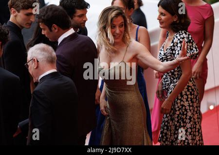 Cannes, France. 22nd mai 2022. Cannes, France. 22nd mai 2022. Alexandra Henochsberg, Louis Garrel, Valeria Bruni Tedeschi, Suzanne Lindon, Sofiane Bennacer, Vassili Schneider, Louis Garrel, Nadia Tereszkiewcz, Micha Lescot, Clara Bretheau, Lena Garrel, Noham Edje et Eva Danino assistent à la projection de 'Forever Young (les Amandiers)' lors du festival annuel de Cannes 75th au Palais des Festivals le 22 mai 2022 à Cannes, France. Photo de David Boyer/ABACAPRESS.COM crédit: Abaca Press/Alay Live News Banque D'Images