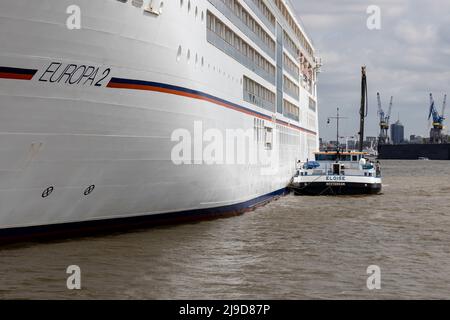 Hambourg, Allemagne - 5-3-2022: Cruiseship Europa 2 prendre le carburant du navire de soute Eloise dans le port, tiré de près de portée Banque D'Images