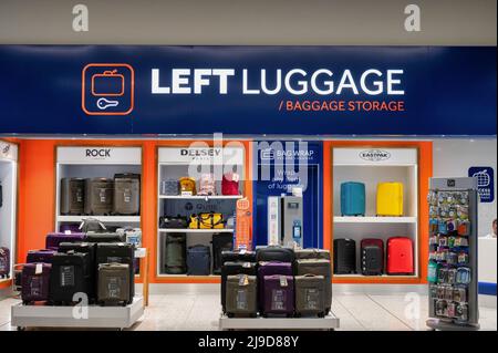 Aéroport de Gatwick, Royaume-Uni - 3 mai 2022 : laisser le comptoir à bagages à l'aéroport de Gatwick Banque D'Images