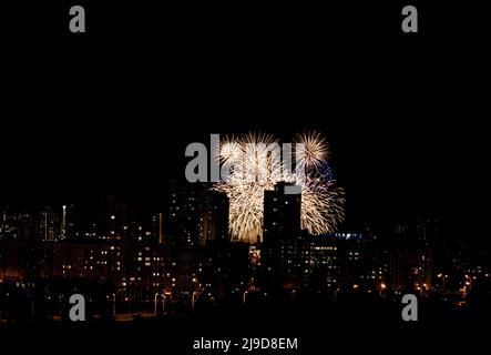 Feux d'artifice colorés au-dessus de la ville le jour de l'indépendance. Événement festif Banque D'Images