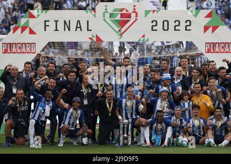 Oeiras, Portugal. 22nd mai 2022. L'entraîneur principal du FC Porto, Sergio Conceicao, et les joueurs de l'équipe célèbrent leur trophée après avoir remporté le match de football final de la coupe du Portugal entre le FC Porto et le CD Tondela au stade national de Jamor à Oeiras, Portugal, le 22 mai 2022. (Credit image: © Pedro Fiuza/ZUMA Press Wire) Credit: ZUMA Press, Inc./Alamy Live News Banque D'Images