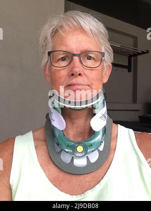 Femme portant une étrésillon après la fusion de la colonne vertébrale Banque D'Images