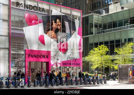 Pandora est un magasin de bijoux près de Times Square, NYC, USA, 2022 Banque D'Images