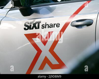 Berlin, Allemagne. 02nd mai 2022. 02.05.2022, Berlin. Le logo Sixt Share annonce le service de partage de voiture de la société de location de voitures sur une voiture. Crédit: Wolfram Steinberg/dpa crédit: Wolfram Steinberg/dpa/Alay Live News Banque D'Images