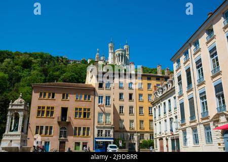 Lyon, France - 11 mai 2022 : vue sur la place en face de l'église Saint Jean et la basilique Fourvière en arrière-plan à Lyon Banque D'Images