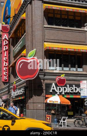 Le restaurant Applebee's est situé à Times Square, New York City, USA 2022 Banque D'Images