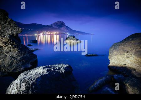 Magique Mer Noire dans la lumière du soir. Scène à couper le souffle. Lieu Crimée, Ukraine, Europe. Effet de ton bleu. Superbe image de papier peint. Banque D'Images