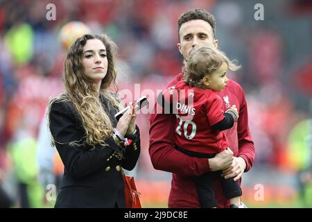 Liverpool, Royaume-Uni. 22nd mai 2022. Diogo Jota de Liverpool (r) et sa famille pendant le tour d'honneur. Match Premier League, Liverpool et Wolverhampton Wanderers à Anfield à Liverpool le dimanche 22nd mai 2022. Cette image ne peut être utilisée qu'à des fins éditoriales. Utilisation éditoriale uniquement, licence requise pour une utilisation commerciale. Aucune utilisation dans les Paris, les jeux ou les publications d'un seul club/ligue/joueur. photo par Chris Stading/Andrew Orchard sports Photography/Alamy Live News crédit: Andrew Orchard sports Photography/Alamy Live News Banque D'Images