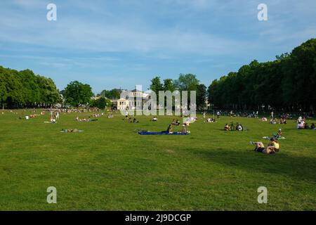 Bonn, Allemagne - 18 mai 2022 : les jeunes, pour la plupart des étudiants, profitent du parc derrière l'Université de Bonn Banque D'Images