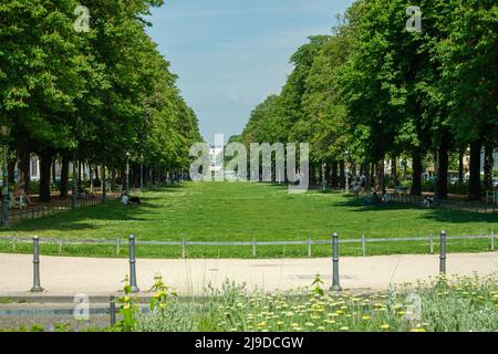 Bonn, Allemagne - 18 mai 2022 : vue panoramique d'un parc extérieur avec arbres à Bonn Banque D'Images
