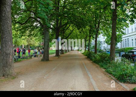 Bonn, Allemagne - 18 mai 2022 : Un parc avec des arbres pour piétons et vélos à Bonn, Allemagne Banque D'Images