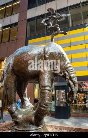 AXA Equitable Center public galleria présente des sculptures en bronze fantaisie de Barry Flanagan, New York City, USA 2022 Banque D'Images