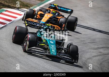 Barcelone, Espagne. 22nd mai 2022. SEBASTIAN VETTEL (GER) de l'équipe Aston Martin est en concurrence avec LANDO NORRIS (GBR) de l'équipe McLaren pendant le GP espagnol au circuit de Catalunya crédit: Matthias Oesterle/Alay Live News Banque D'Images