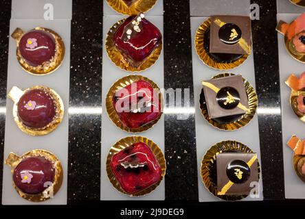 Desserts autrichiens, différents types de gâteaux au chocolat et aux fruits exposés dans un café de Vienne. Banque D'Images