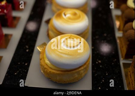 Desserts autrichiens, différents types de gâteaux au chocolat et aux fruits exposés dans un café de Vienne. Banque D'Images