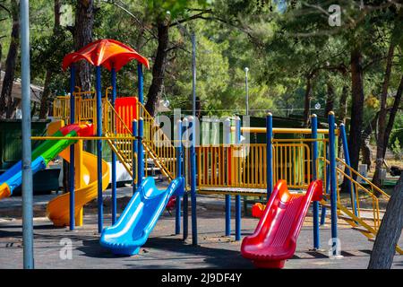 Aire de jeux pour enfants, aire de jeux pour enfants située dans la forêt, concept IDEA qui offre une aire de jeux étroitement liée à la nature Banque D'Images