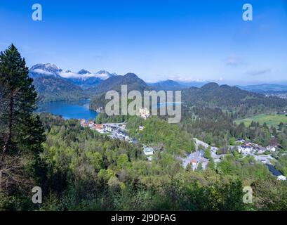 Vue sur le château de Hohenschwangau et la campagne environnante, Füssen, Bavière, Allemagne. Banque D'Images